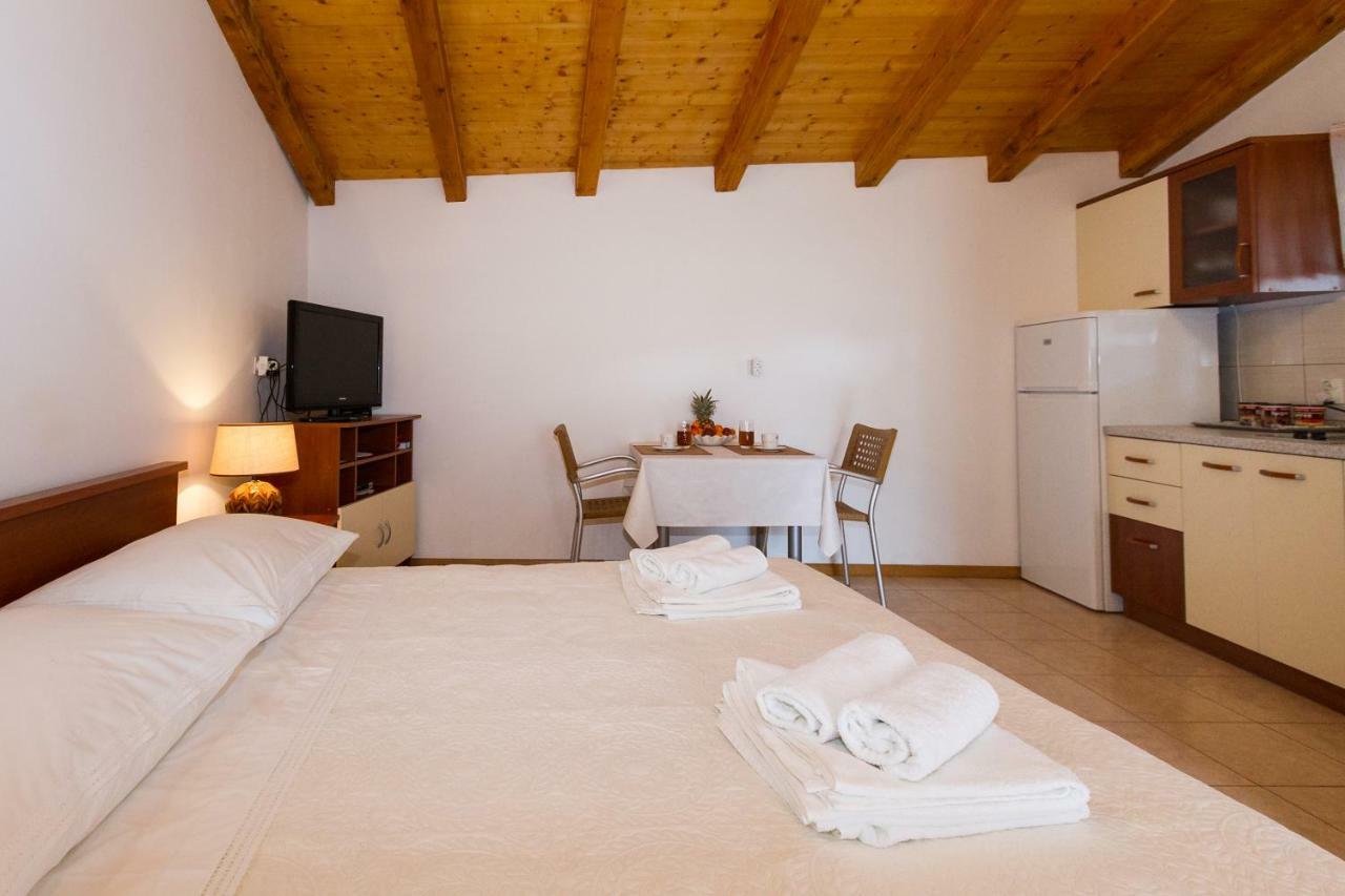 Beach Apartment M & B Poljana  Buitenkant foto